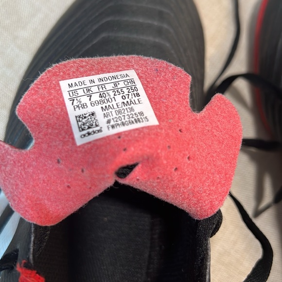 Men’s Adidas predator indoor soccer shoe - Picture 3 of 7